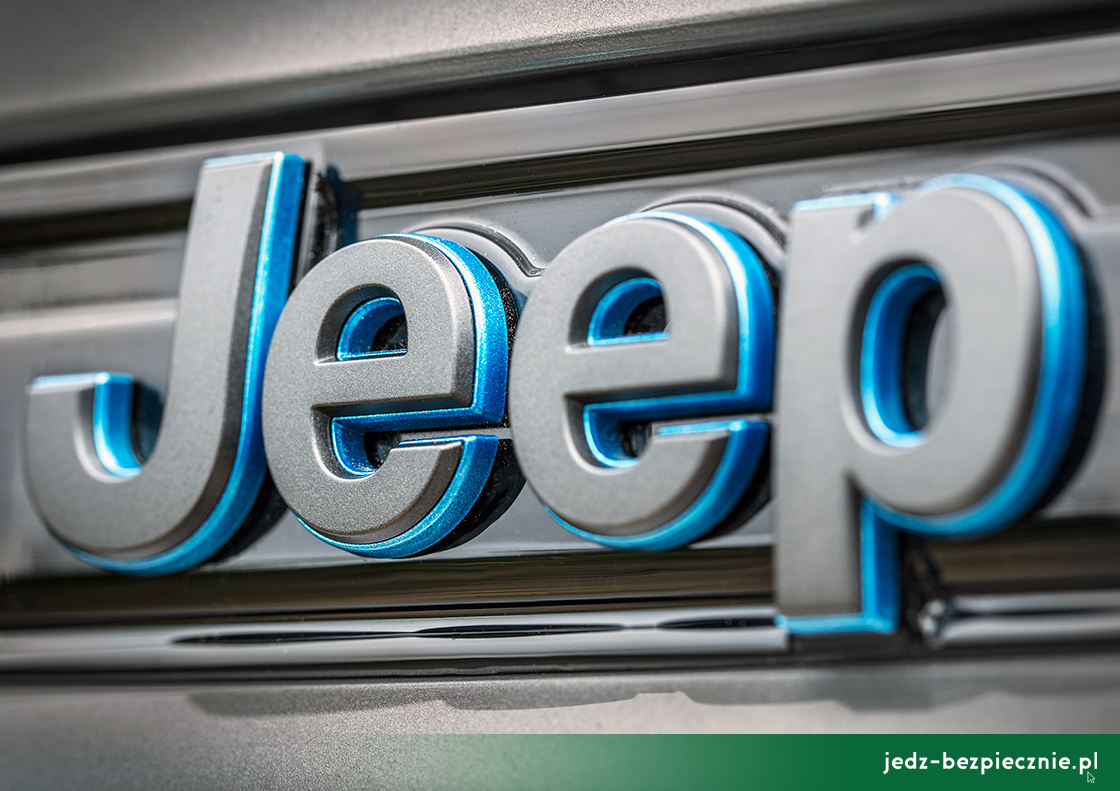 Premiera tygodnia - Jeep Grand Cherokee 4xe - emblemat Jeep z niebieskim akcentem hybrydy